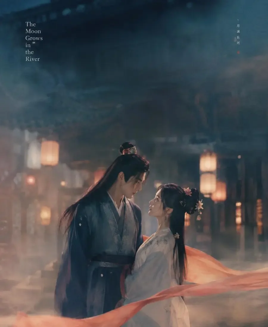 古装甜宠分类封面：古装甜宠分类封面：薄雾中的古街与灯笼，湖蓝细沙色配珊瑚点缀